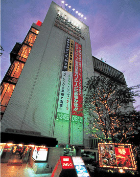 田町ハイレーンで新人歓迎ボウリング大会を開催
